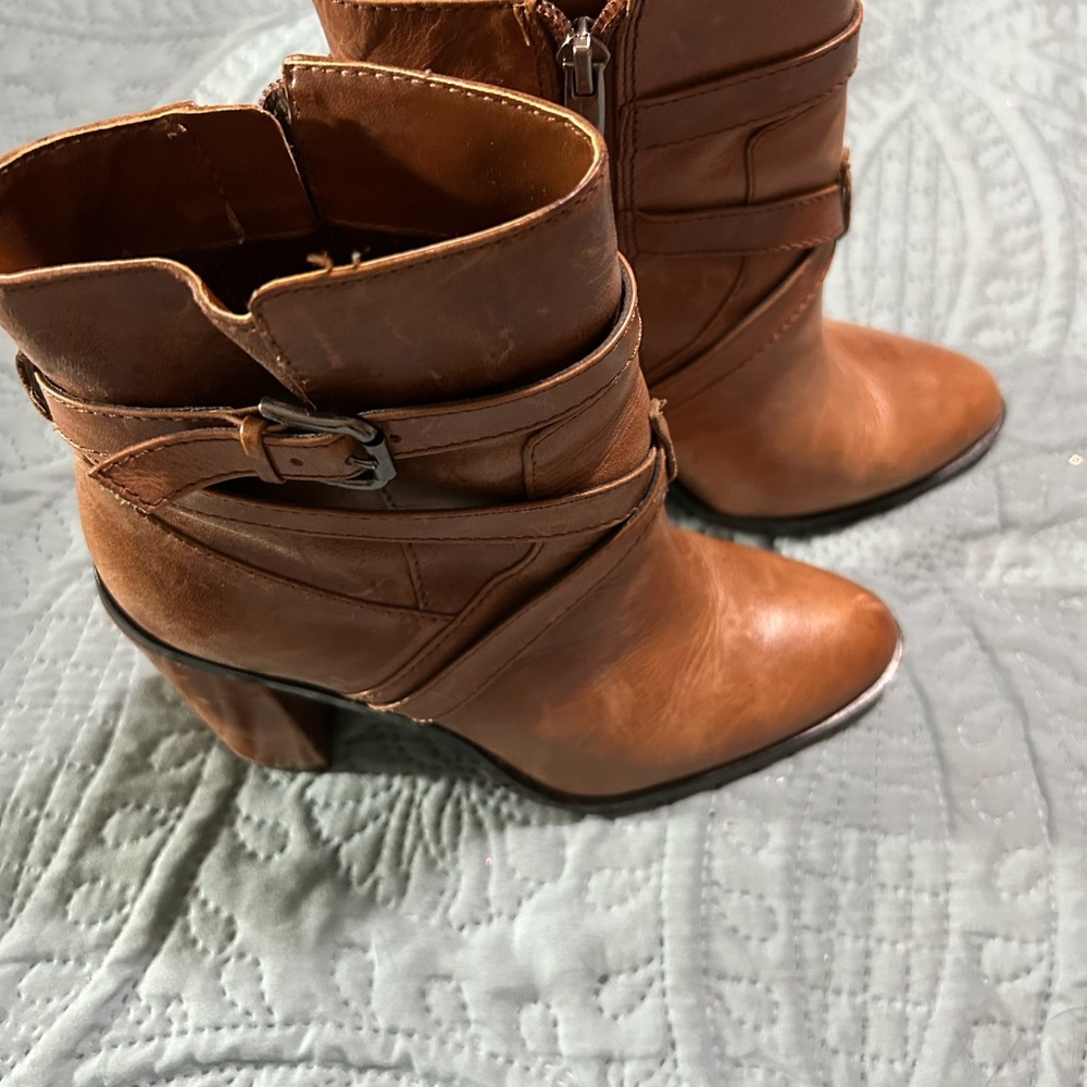 Amazing Vince Camuto boots! Stunning. Size 7.